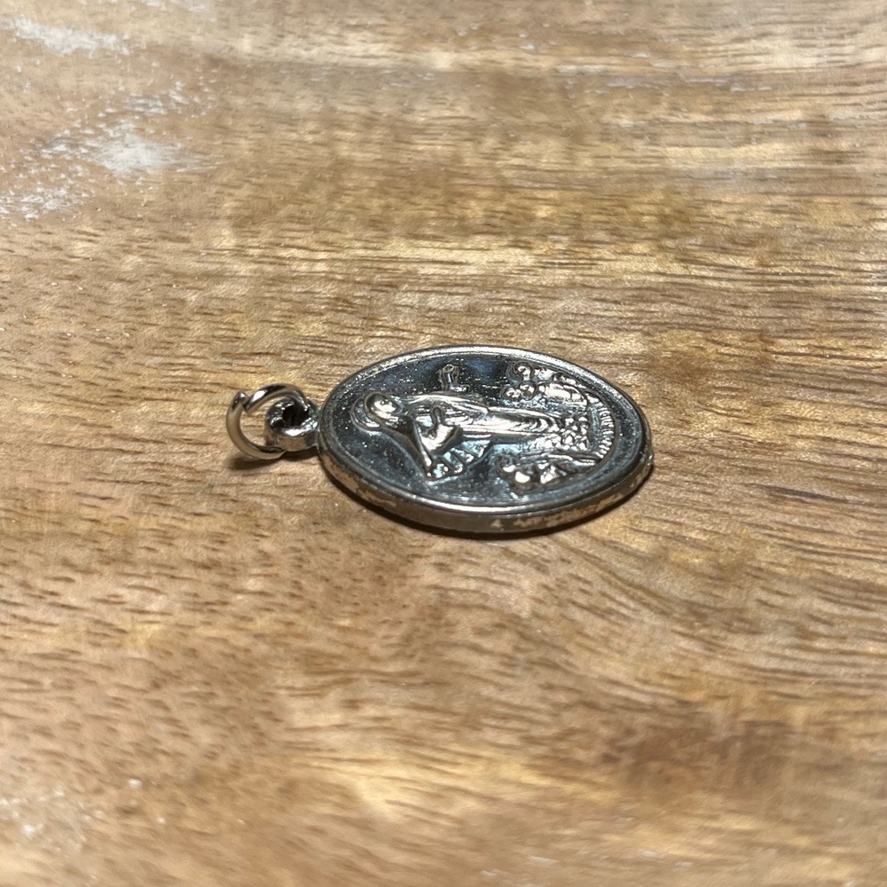 Vintage Catholic Mary Our Lady of Medugorje Silver Tone Medal Pendant - Picture 4 of 13
